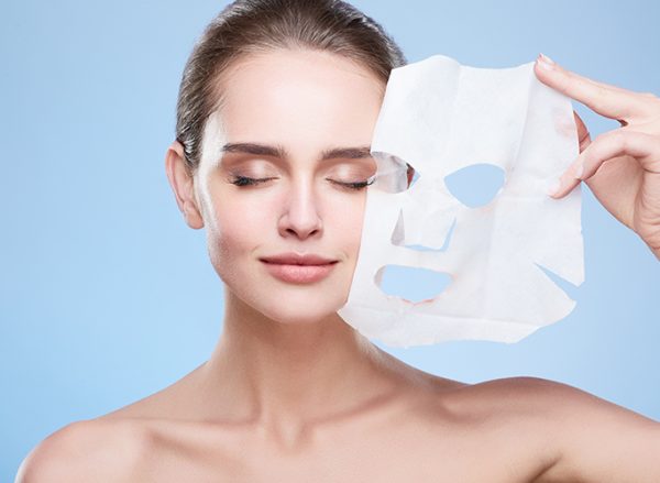 Η μη ενέσιμη Carboxy Therapy είναι μια καινοτόμος μέθοδος που εκμεταλλεύεται τα οφέλη του διοξειδίου του άνθρακα (CO₂) χωρίς τη χρήση βελόνων.  Πώς λειτουργεί  Αντί για ενέσεις, εφαρμόζεται ένα ειδικό gel πλούσιο σε CO₂, το οποίο ενεργοποιείται με μια μάσκα ή συσκευή που βοηθά στη διαδερμική απορρόφησή του. Το CO₂ διεισδύει στο δέρμα, προκαλώντας αγγειοδιαστολή και αύξηση της οξυγόνωσης των κυττάρων, διεγείροντας την παραγωγή κολλαγόνου και ελαστίνης.  Οφέλη & Εφαρμογές  ✔ Βελτίωση μαύρων κύκλων και κουρασμένου βλέμματος ✔ Λείανση λεπτών γραμμών και βελτίωση υφής του δέρματος ✔ Αύξηση της ελαστικότητας & ενυδάτωσης του δέρματος ✔ Λάμψη και αναζωογόνηση του προσώπου  Είναι μια ανώδυνη, γρήγορη και ασφαλής μέθοδος, κατάλληλη για όσους θέλουν τα οφέλη της Carboxy Therapy χωρίς ενέσεις!
