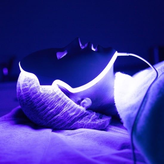 Φωτοθεραπεία με LED Mask: Καινοτόμος Περιποίηση για Υγιές Δέρμα  Η φωτοθεραπεία με LED Mask είναι μια προηγμένη, μη επεμβατική θεραπεία που χρησιμοποιεί φωτεινά κύματα διαφορετικών χρωμάτων για την αναζωογόνηση της επιδερμίδας. Ανάλογα με το χρώμα του φωτός, η θεραπεία στοχεύει σε σύσφιξη, ακμή, ρύθμιση της λιπαρότητας, μείωση ρυτίδων και ομοιόμορφο τόνο δέρματος.  ✔ Κόκκινο φως: Ενισχύει την παραγωγή κολλαγόνου, μειώνει τις ρυτίδες ✔ Μπλε φως: Καταπολεμά την ακμή και τα βακτήρια ✔ Πράσινο φως: Βοηθά στη μείωση δυσχρωμιών και στην καταπράυνση του δέρματος  Ιδανική για όλους τους τύπους επιδερμίδας, η LED Mask προσφέρει ορατά αποτελέσματα λάμψης, ανανέωσης και βελτίωσης της υφής του δέρματος, χωρίς χρόνο αποθεραπείας.